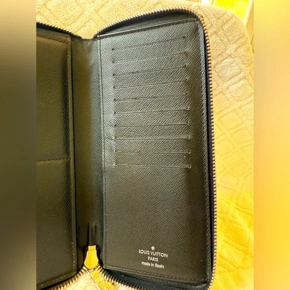 LOUIS VUITTON Damier Graphite Zippy
Organizer Wallet - Picture 10 of 14